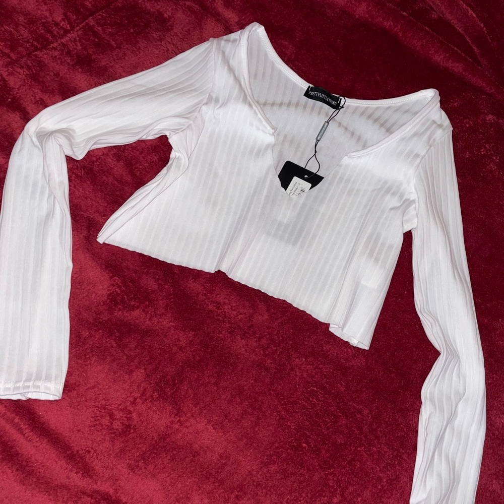 White v-neck raw hem long sleeve crop top